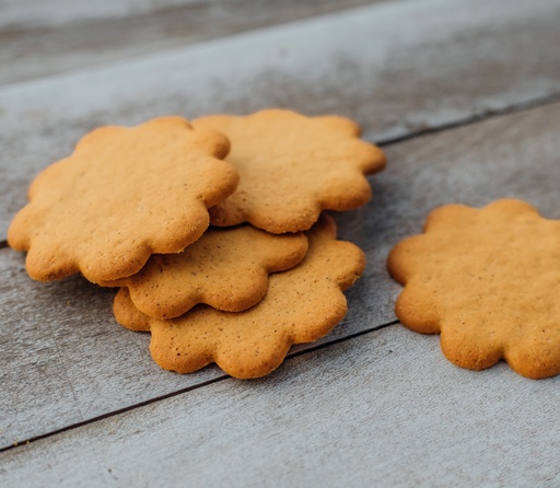 Cracker mit 3 Samen und Tomate